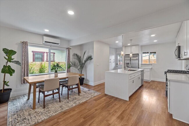 Building Photo - 5738 Ruthelen St