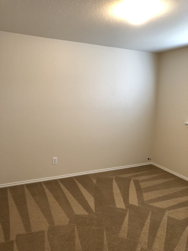 Building Photo - SPACIOUS 3 BEDROOM FEATURING 2 LIVING AREA...