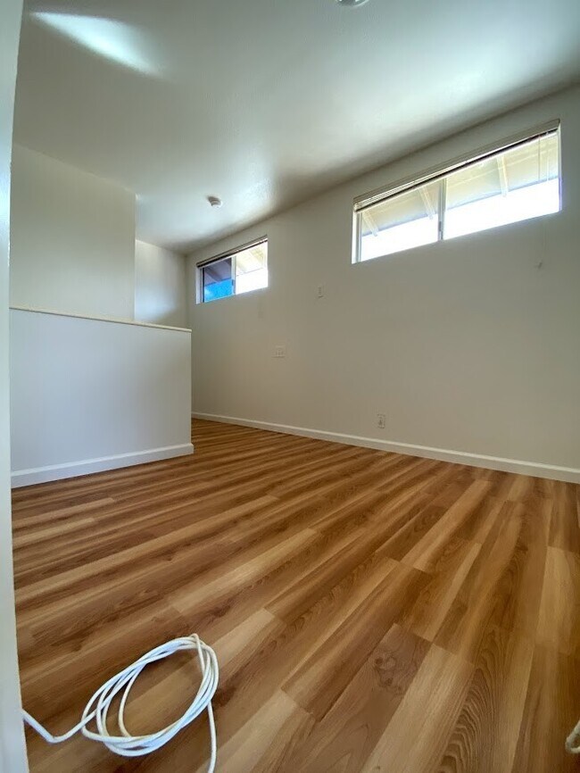 Building Photo - Desirable Lombard Way in Ewa, 3 Bed 2.5 Bath w/ 2 Car garage, Newer unit, Pet Negotiable