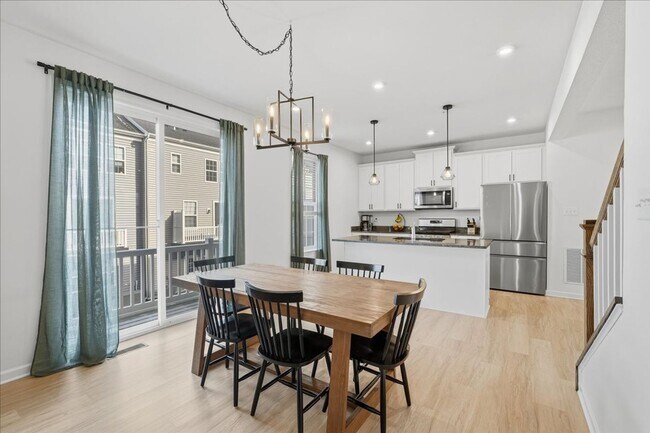 Building Photo - Beautifully UPDATE Townhome FOR LEASE