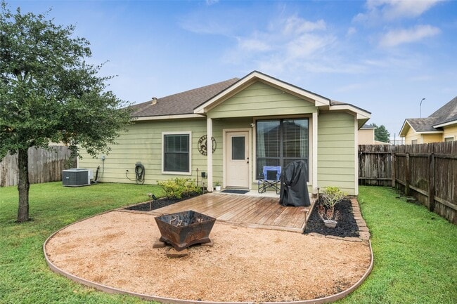 Building Photo - 12731 Pine Woods St