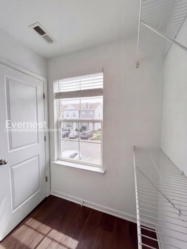 Building Photo - 215 Tara Ct