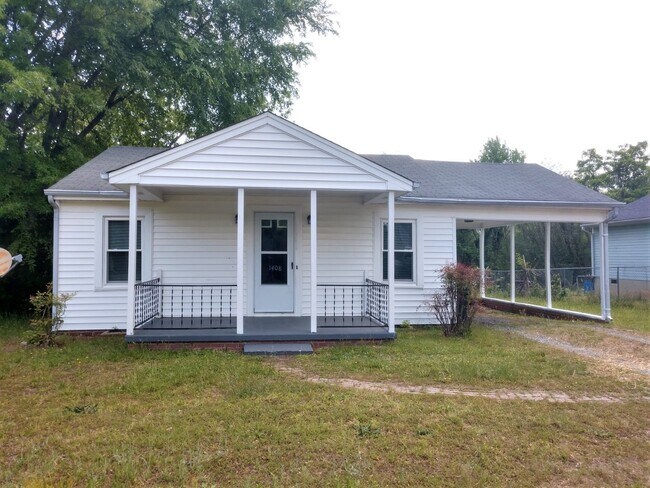 Primary Photo - Cute 2 Bedroom Ranch!! Great deck and yard!