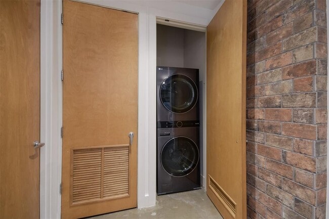 Building Photo - 800 W 5th St