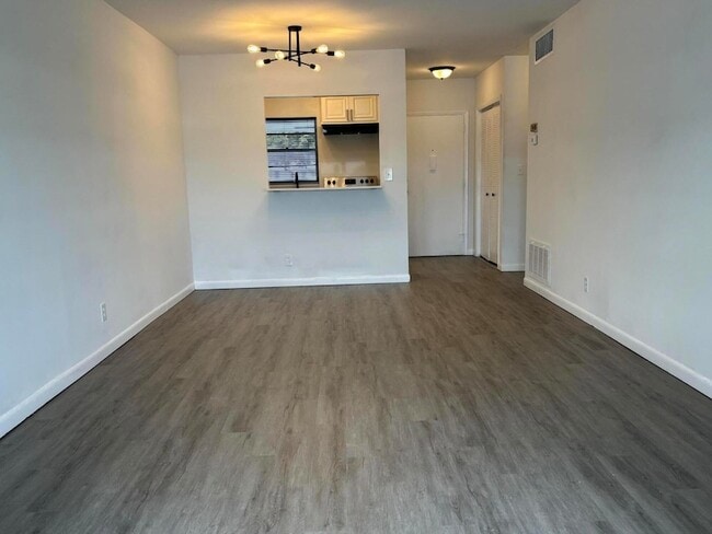 Building Photo - 1112 Lake Terrace
