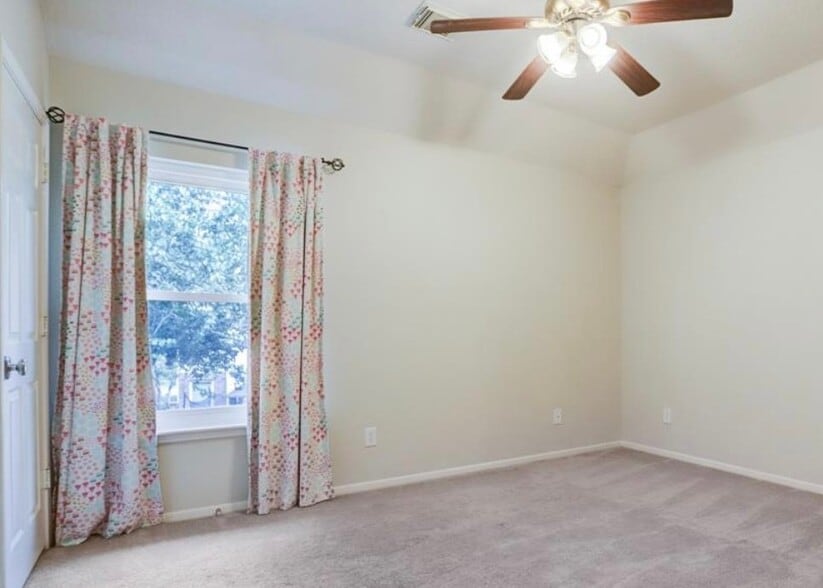 Building Photo - 1427 Roundleaf Ct