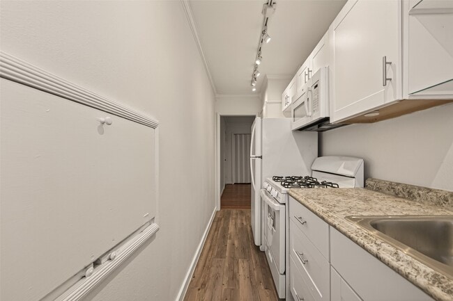 Building Photo - 2021 Southgate Blvd