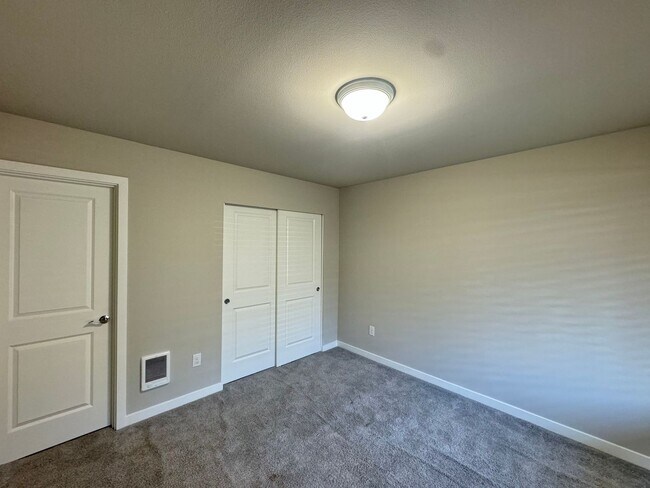 Building Photo - 3B/3B cozy townhome