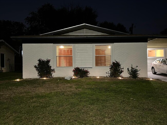 Building Photo - 1318 Broadmoor Dr