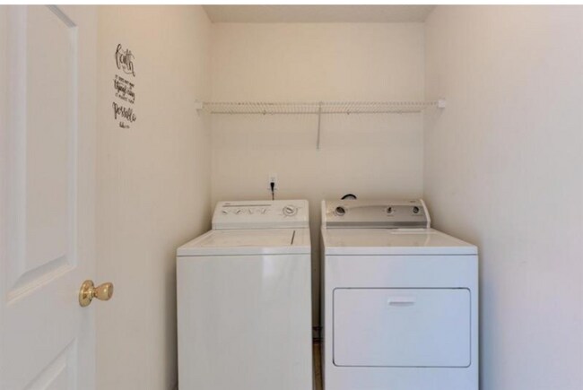 Building Photo - 4 Ledgerock Way