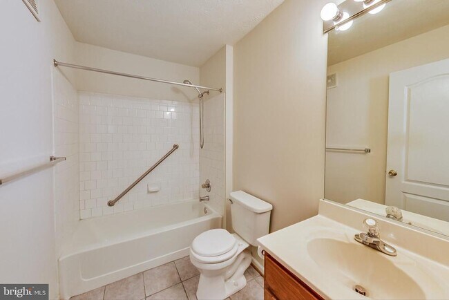 Building Photo - 8911 Town Center Cir