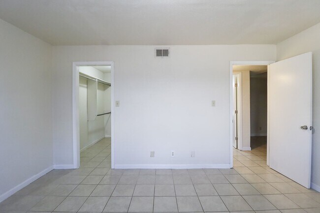Building Photo - 1 Bed | 1 Bath in South Tulsa!