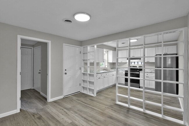 Building Photo - Spacious 3 Bed 1 Bath Home