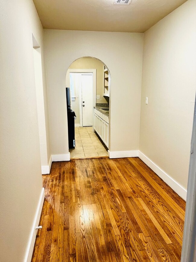 Building Photo - Charming 2BD 1BA Duplex in Crestwood!!