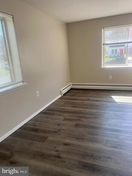 Building Photo - 2330 Glendale Terrace