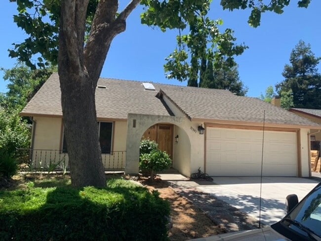 Building Photo - 4 Bed/2 Bath Spacious Home with Big Backyard and New Laminate & Carpet - Union City