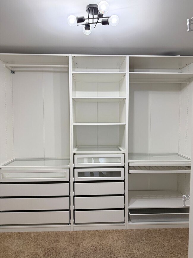 Building Photo - Spacious 5-bedroom, 3-bath home featuring two additional flex rooms!