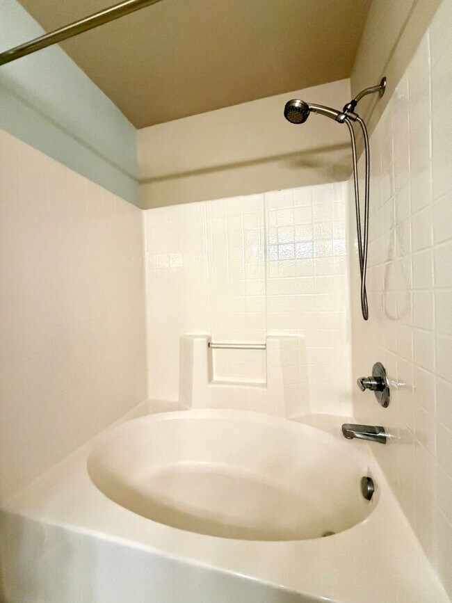 Building Photo - Sophisticated Beaverton Townhome with Mult...