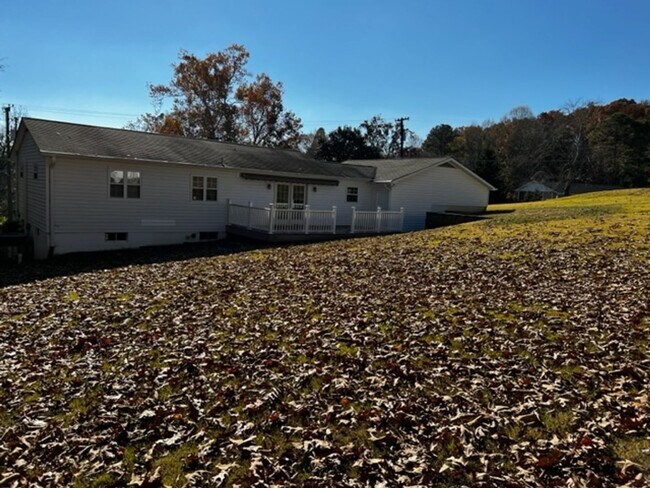 Building Photo - Oak Ridge 37830 - 3 bedroom, 1.5 bath home upstairs only with basement bonus room - Call Troy Ada...