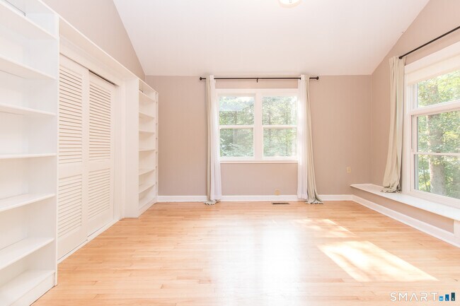 Building Photo - 211 New Canaan Rd