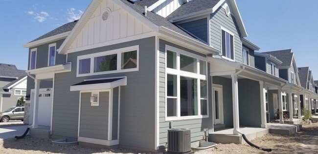 Building Photo - Beautiful SLC Town Home Available Now