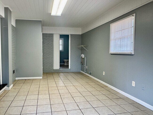 Building Photo - Convenient in Cobb!