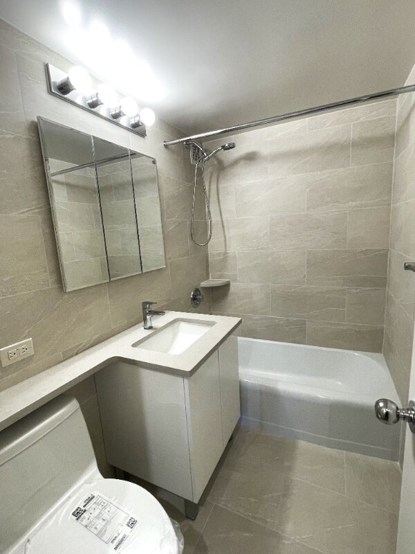 Building Photo - 600 W 246th St