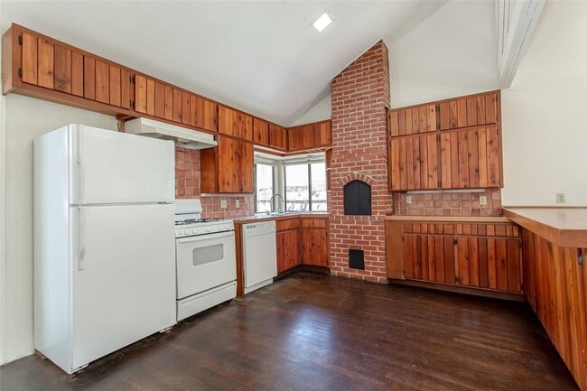Building Photo - Charming 2-Bedroom, 1/5-Bath Home in Little Forest Hills