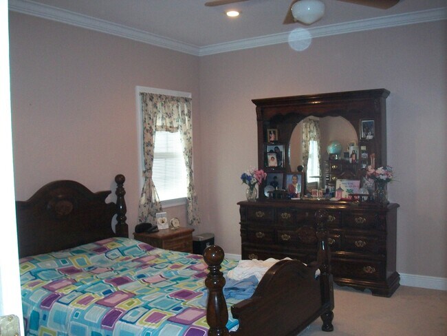 Building Photo - Spacious home in Woodlawn Estates