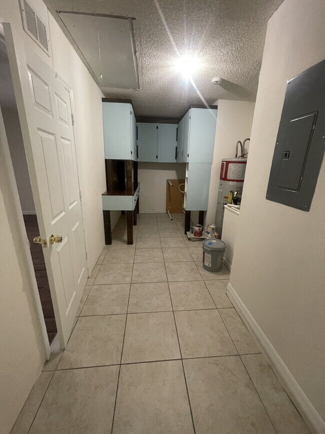 Building Photo - 4 Bedroom, 2 Bathroom Home in St. Cloud - Spacious 1612 Sq Ft