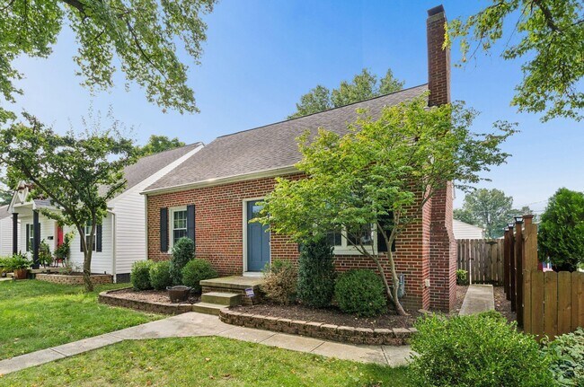 Building Photo - 557 E Royal Forest Blvd