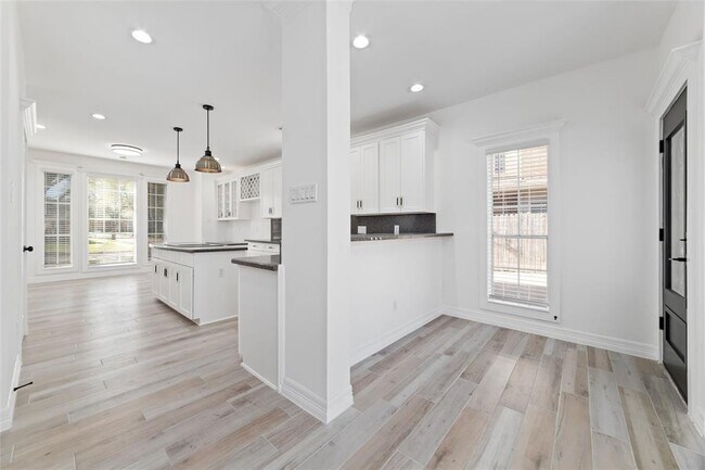 Building Photo - 2719 Oakland Dr