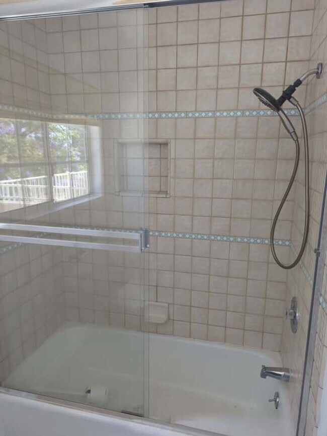 Building Photo - Beautiful and Spacious 4 Bed, 3 Bath Home ...