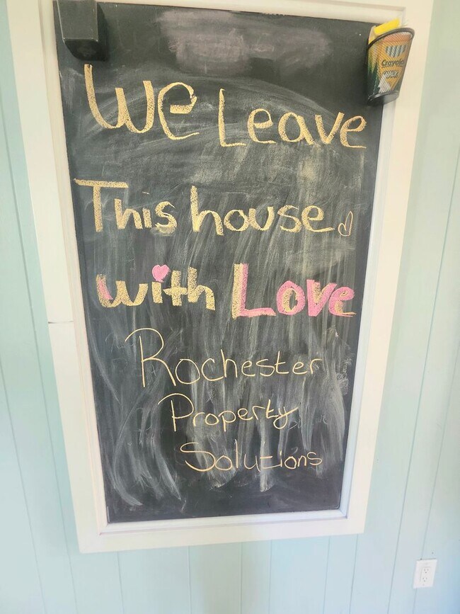 Building Photo - Spacious 4bd apt | Laundry hooks ups | Off street parking