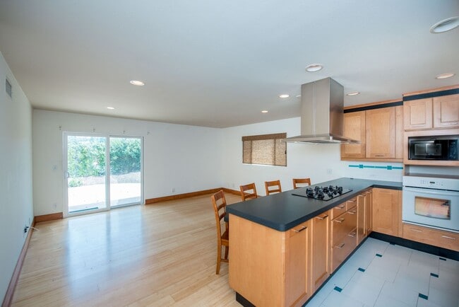 Building Photo - 3 Bedroom Single Family Home in the Brea-O...