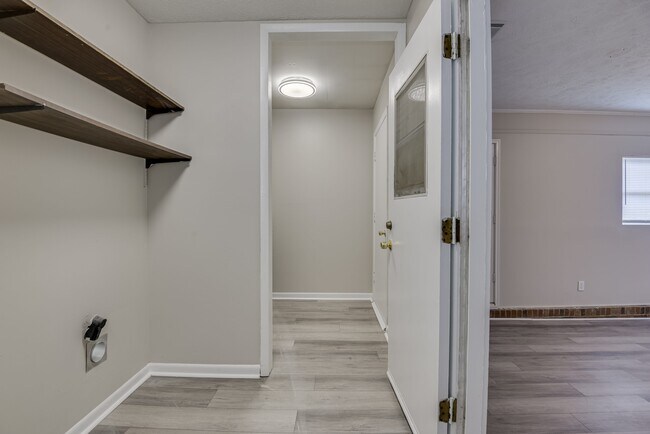 Building Photo - 250 Almon Ct