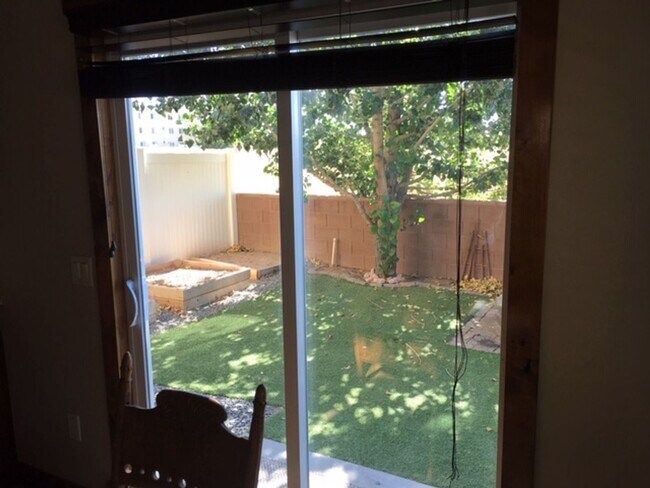 Building Photo - Roomy townhome