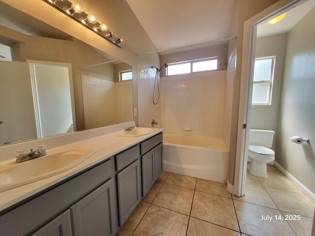 Building Photo - 634 Holly Bush Ct