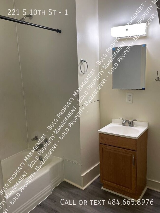 Building Photo - 221 S 10th St