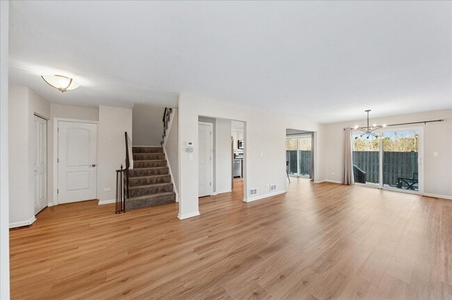 Building Photo - 335 Shadow Bend Dr