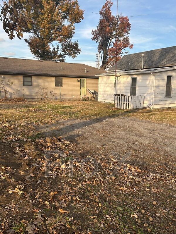 Building Photo - 311 E Kansas St