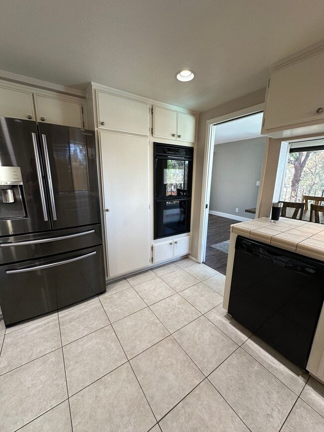 Building Photo - Huge 2 Bedroom 2 Bath Available For Immedi...