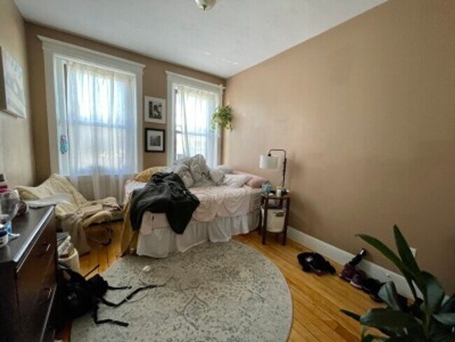 Building Photo - Renovated BU West 5 Bed/2 Bath on Glenville Ave.  Dog Friendly, Students Welcome.  Avail 9/1/2026