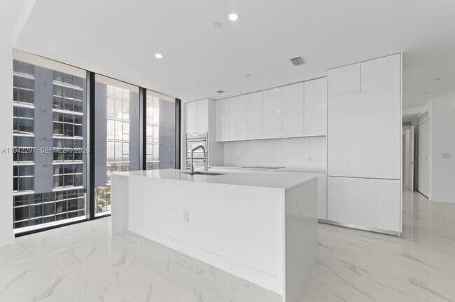 Building Photo - 700 NE 24th St