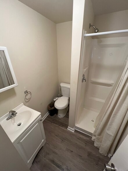 full bath - 4346 Cresson St