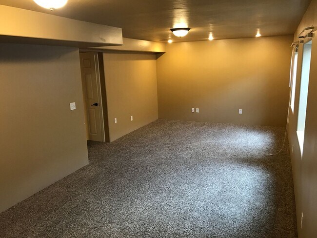 Building Photo - Beautiful 4 bedroom Riverton Townhome for ...