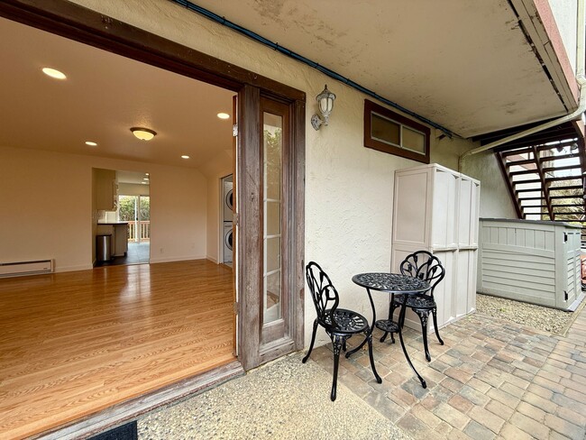 Building Photo - Coastal Living at its Finest (In-Law Suite...