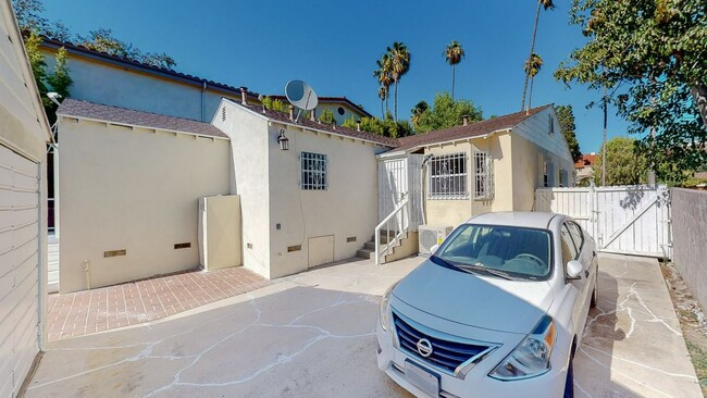 Building Photo - 1107 S Bundy Dr