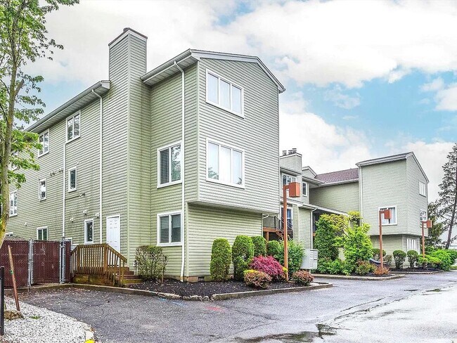 Building Photo - 700 10th St