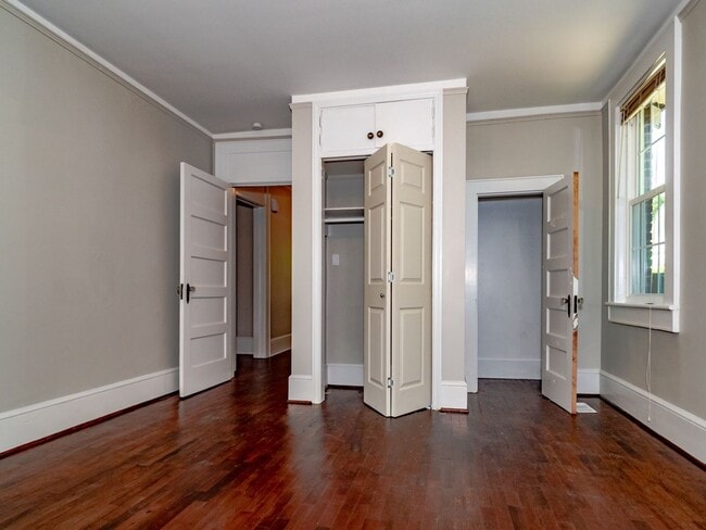 Building Photo - Oversized Renovated Downtown Cottage